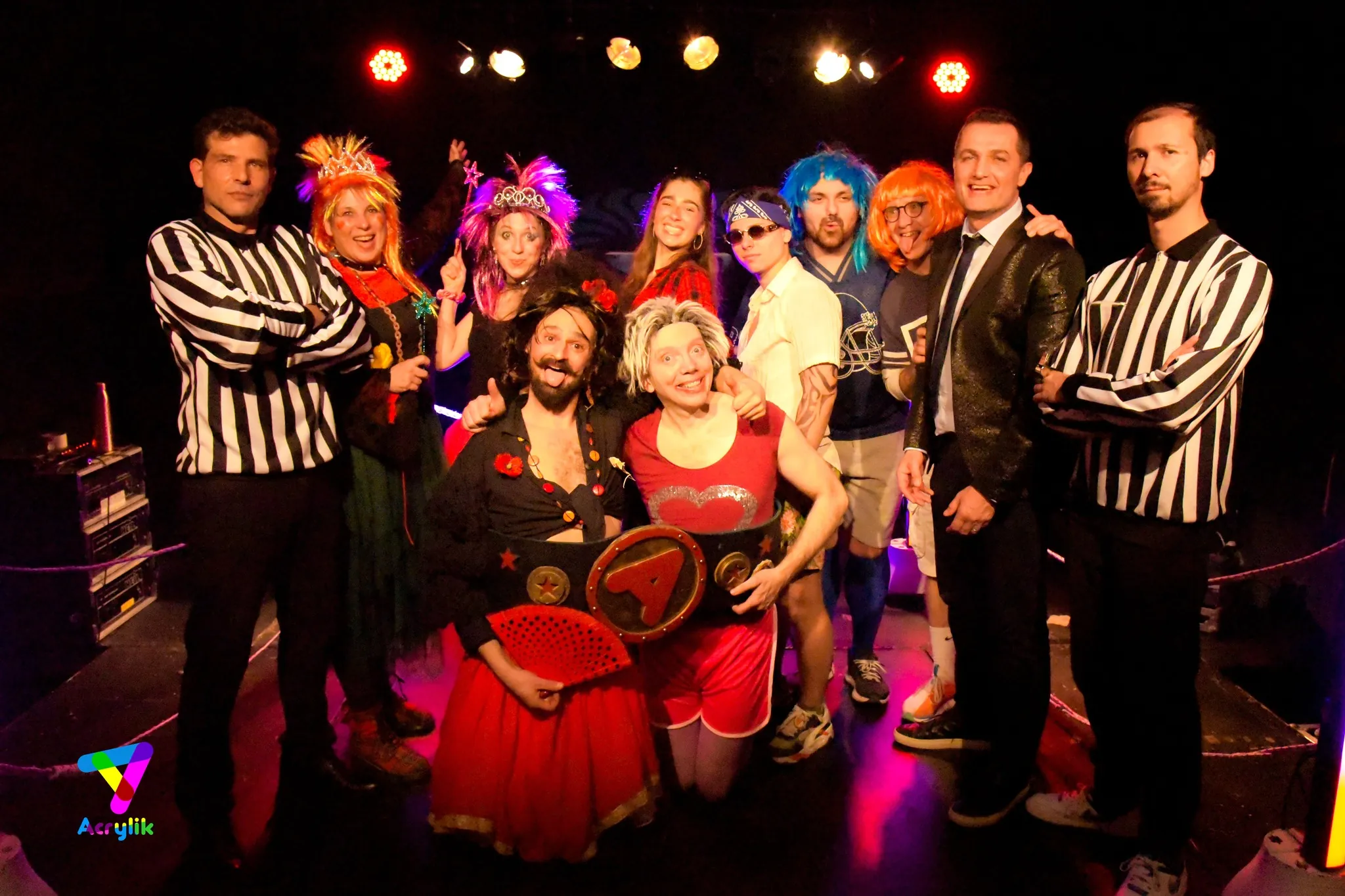 La troupe d’Acrylik’Impro en costumes, sur scène, en fin de spectacle.